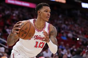 经济两双！小史密斯9中4拿到10分10板1断1帽 犯满离场