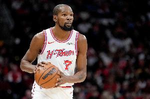 媒体人：那个离奇失误不是KD问题 老干部全场狠艹成这样腿都软了