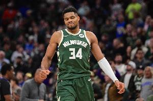 军不可一日无帅！字母哥受伤下场时两队打平&最终雄鹿输掉12分