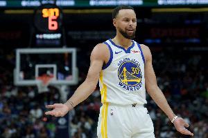 怎么搞的？上半场库里三分7中5 魔术全队三分16中5还领先7分