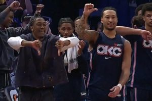 这氛围！卡鲁索快攻不扣篮 雷霆替补席集体弱爆了招呼