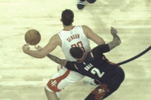 鲍尔掏球申京出界裁判吹火箭球权 阿特金森挑战失败