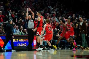 单赛季两次最后5秒完成三分绝杀 武切维奇是近20年首位做到的中锋