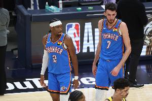 扣爽了！霍姆格伦掩护后再下顺 接亚历山大助攻单臂劈扣！