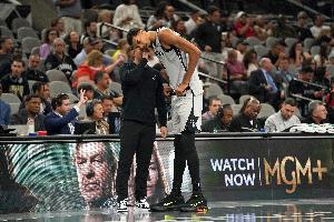 米奇·约翰逊谈阵容深度：有时人手足有时又不够 我们需要每个人