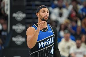 攻防兼备！萨格斯首节7中4拿到10分2助1断1帽 三分5中2