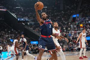 队记：莱昂纳德尚未进行对抗性训练 今天有限制性地参加了训练