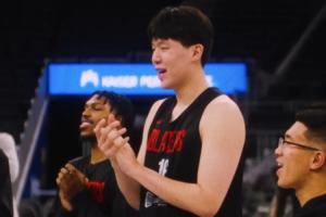 开拓者队医生日 杨瀚森好像快教会队友中文版生日歌了