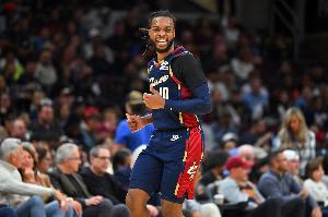 杀伤力十足！加兰复出半场8中4砍最高18分外加3助 罚球7中7