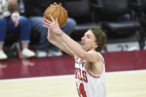 奋力反击！布泽利斯三分命中 公牛打出8-0反超奇才