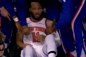 状态火热！布伦森底角三分再打成3+1 尼克斯反客为主15-5开局！