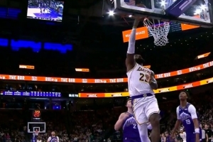 砍瓜切菜！詹姆斯扣篮跳投样样有 持续发力连得6分