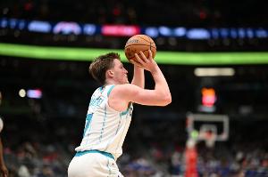 历史级射手！克尼佩尔前17场命中63记三分历史第一 命中率43.8%