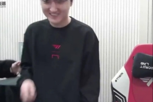 三冠辅助的地位Keria到访Peyz直播间，Peyz立马起身让座