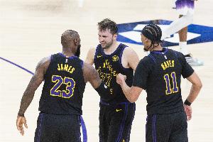 雷迪克谈海斯为东契奇出头吃T：球员们会互相示好 这场面很常见