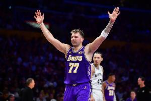 43分9板13助！“东契奇一人打一队”词条冲上微博热搜第二