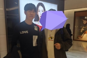 粉丝首尔偶遇TheShy询问他下赛季还打不 TheShy回复还没确定