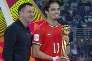 哈维颁奖！葡萄牙中场马特乌斯·米德斩获U17世界杯金球奖