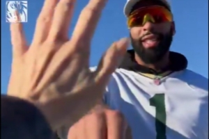 洛杉矶见！独行侠官方晒出浓眉、拉塞尔等球员登机视频