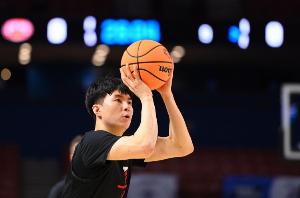 李贤重爆砍33+14！解说：重点人爆得早 就把赛前纸条轮番糊他脸上