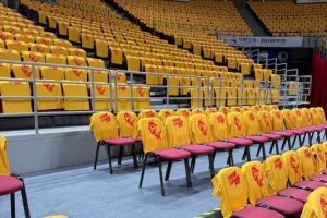 气氛到位了！五棵松看台铺满“为梦想，正当燃”助威T恤