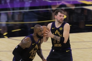 阿里纳斯：詹姆斯现在是东契奇身边的定点投手 预计还能再打两年