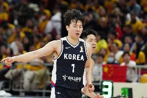 李贤重：伟大的团队胜利 中国队战至最后 现场很疯狂&给球迷点赞