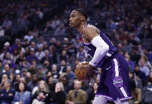 还差一个篮板！威少发边线球助攻拉文上篮得手 已砍14分9板10助