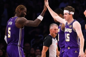 湖人发布海报庆祝NBA杯小组赛4连胜 里夫斯和艾顿登上封面！