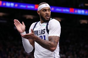 灵犀一点！独行侠强攻不中 加福德人群中起飞补篮打进