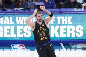 东契奇连续两场至少35分10助 湖人队史第三人&比肩Logo男和科比