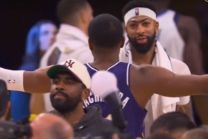 浓眉赛后眼神飘忽 八村塁张开双臂送上大大的拥抱