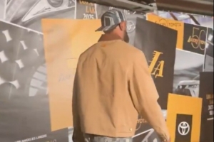 今日迎战独行侠及浓眉！詹姆斯提前4个半小时已经来到球馆