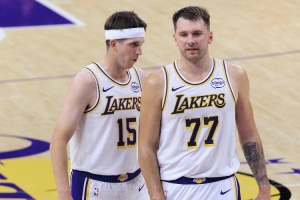 里夫斯：我在和东契奇比扣篮数&大家支持我一下 他第一次算勉扣