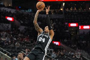 不讲理了今天！瓦塞尔同一位置连续两个三分 马刺领先6分打停掘金