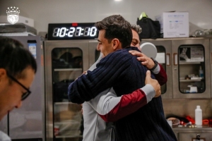 前外援奇塔迪尼今天上午造访海港俱乐部，拜访昔日教练和队友