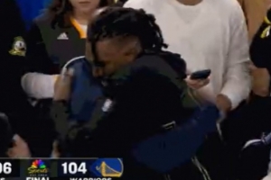 金州的功臣！凯文·卢尼赛后和勇士众将以及教练组拥抱寒暄