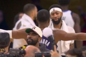 浓眉原本满脸不开心看到八村大大的拥抱笑了起来