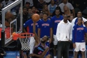 这是真拼了！维金斯反击隔人头接近达到平框空接得分