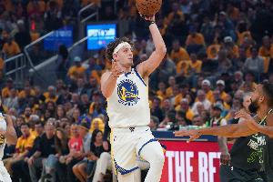 关键反超球！波杰姆斯基弧顶找机会直接命中三分球