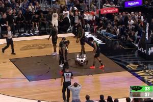 好痛！巴特勒跳起空中被撞侧摔在地 裁判回看后升级1级恶意