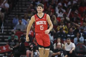 球队前场板历史级别？谢泼德:投丢大多数情况也能抢到板 能放心投