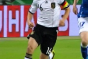 队短！网友：他不仅是绿茵场上的绅士，更是德国足球巅峰时的旗帜