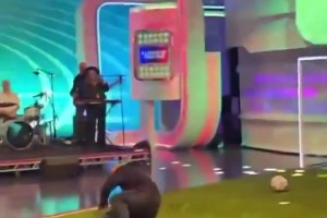 宝刀不老！鲁尼挺着大肚子复刻自己经典倒钩进球！