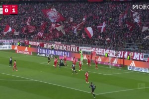 又是角球！弗赖堡角球机会曼赞比头球破门，拜仁连丢两球