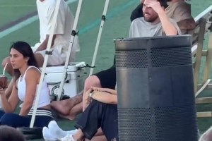 老头乐！梅西很享受半退休带娃的生活