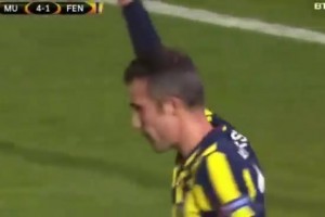 范佩西重返老特拉福德球场攻破曼联球门，赢得全场球迷掌声