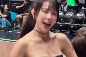 我爱台妹！台湾省美女啦啦队长梓梓，在观众席热舞