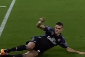 当佩佩与卡瓦哈尔镇守角球区！对手：这球没法抢！