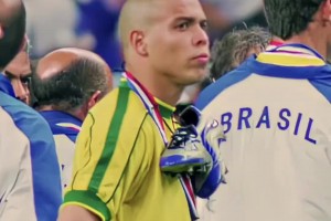 网友：这或许是大罗生涯中最伤感的时刻，一双球鞋挂在胸前......